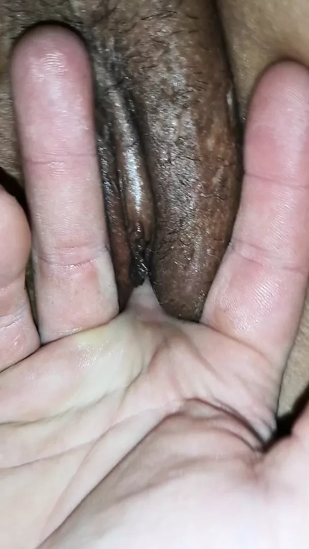 Parmaklarım kızkardeşinin arkadaşının ıslak pembe amını sert sikmeden önce