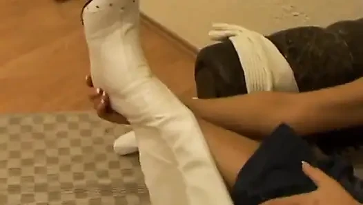 Mükemmel memeli ve götlü çarpıcı sarışın fahişe kameramana sakso çekiyor