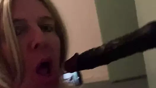 yastık ve yapay penis ile meşgul