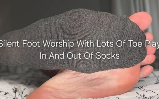 Çorap içinde ve dışında bir sürü ayak ayakla sessiz ayak ibadeti