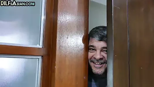 Sıska Asyalı iri güzeller dilf ile anal prezervatifsiz sikiliyor