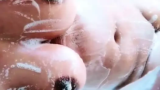 Sevgilisi için banyoda selfie çekmek ve göğüslerle oynamak