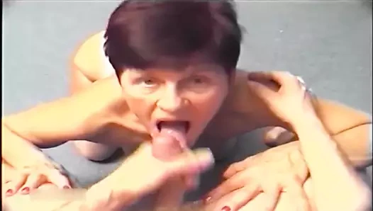 Anneanne ibolya oral seks ve boşalmak içinde ağız