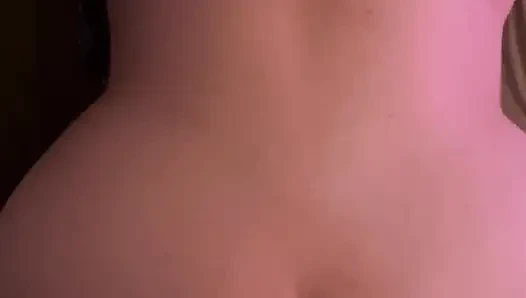 Sünnetsiz yarak sertleşiyor ve daha fazla boşalmak için boşaldıktan sonra sikişmeye devam ediyor!