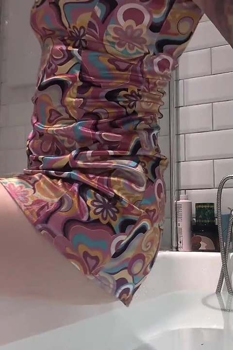 Islak çizme fetişi ve giyinik kirli sırrımı kötü bir randevudan sonra banyo yapıyor