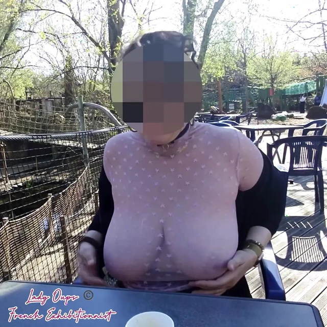 Terasta Küçük Bir Kafe, Şeffaf Bir Üst Ve Iç Çamaşırı Olmayan Mini Etekli