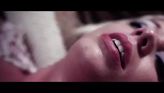 ATEŞLI KıZ CANAVAR YARAK EMDIKTEN SONRA SIKIŞMEK IÇIN EĞILIYOR