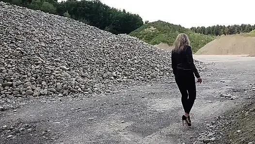 Büyükanne, Dar Taytlar Ve Yüksek Topuklu Ayakkabılarla Çakıl Çukurunda Dolaşıyor!