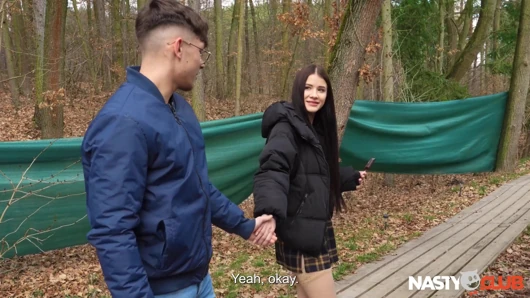 Sweet Sophie Weber dondurma yediriyor ve tatlı olarak Tommy Wave
