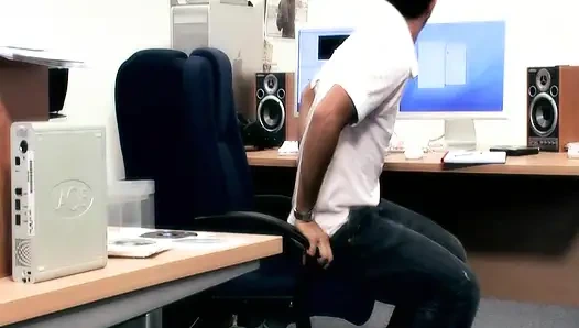 İç çamaşırlı sarışınlar sahne-3 büyük memeli sarışın kadın Roma Ryder ve Cyprus Isles ofiste grup seks yapıyor