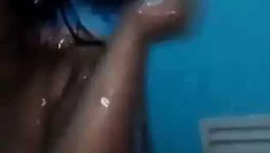 Kokom acımasız juggs genç dul (banyo görüntüleri)