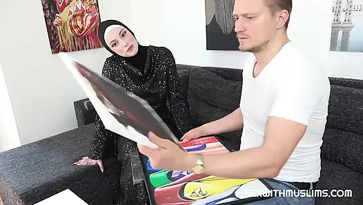 Возбужденный бизнесмен трахнул крошку в хиджабе