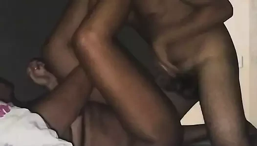 Morena ve Lu Puto çifti, esmer nefisin tadını çıkarıyor.