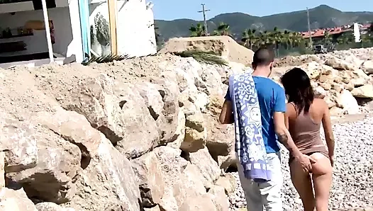 Taze amcık Gabrielle Neva azgın ve içine almayı seviyor