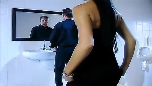 Büyük memeli orta yaşlı seksi kadın erkekler tuvaletinde çifte sikiliyor