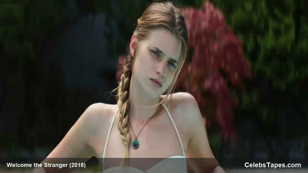 Abbey lee kershaw ve riley keough – ateşli çıplak seks