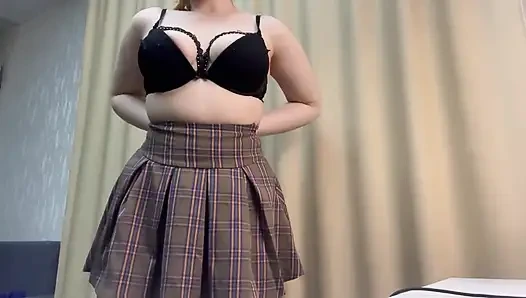 Striptiz yapıyor ve kendini parmaklıyor. Zıplayan memeler sert