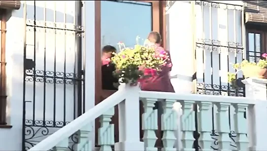 Minyon Fransız hizmetçi yatakta tutkulu sikiliyor