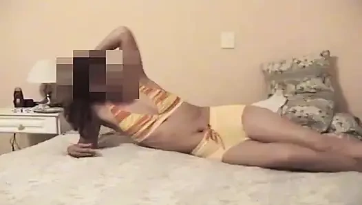 Sahildeki güzel üvey kız arkadaşımız ilk kez gösteriş yapıyor ve heyecan almaya başlıyor