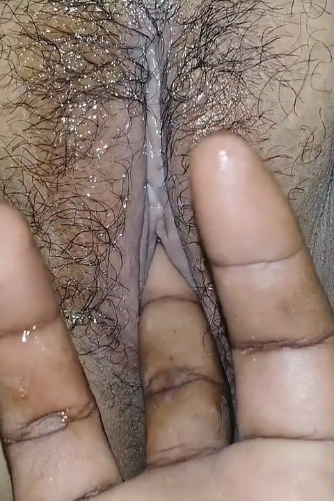 Hintli evli kadın kendini parmaklıyor