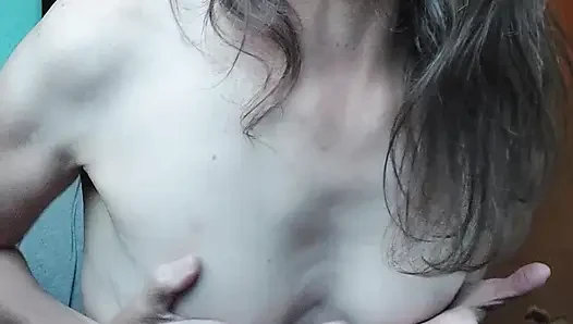 Orta yaşlı seksi kadın ıslak amcığını parmaklıyor yakın çekim