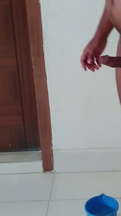 Desi hizmetçi evi temizlerken malikin oğlu azgınlaşıyor ve büyük Göt sikişi harika | Clip 2