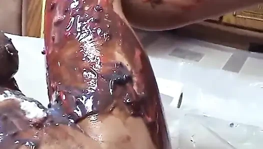 Seksi sarışın komşusu tarafından sikiliyor ve yenilebilir boyayla bulaşıyor