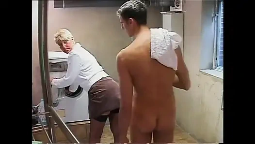 Olgun ev hanımı orta yaşlı seksi kadın götten sikiliyor ve canavar yarakla göt deliğine boşalıyor amatör