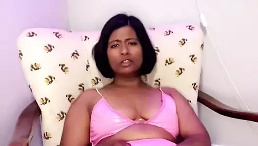 Canı sıkılan ev hanımı gösteri için giyiniyor!