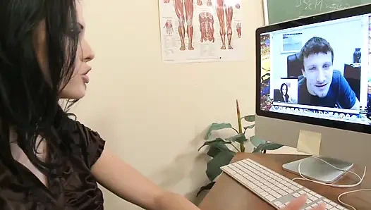 Jennifer bacaklarını açıp masada sikilirken iç çamaşırı giyiyor