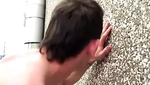 Adam dışarıda ahbapın dongunu patlatıyor ve sonra onu sikiyor