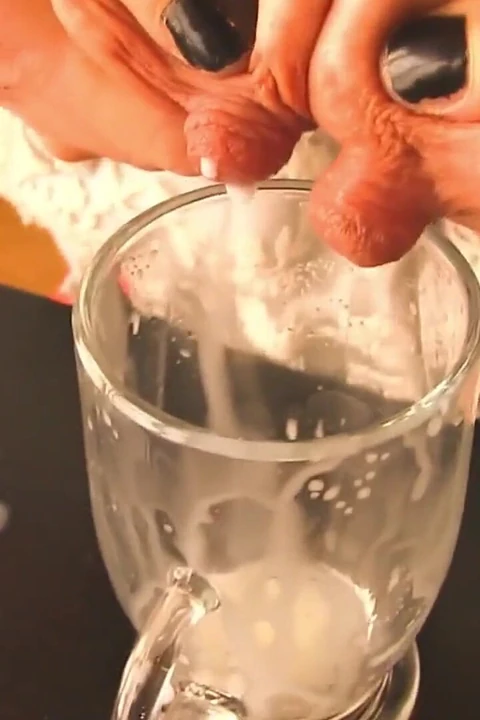 Верблюжья лапка милфы и сиськи с лактацией в домашнем любительском видео