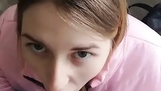 Kız girişte emiyor ve ağzına boşaltıyor