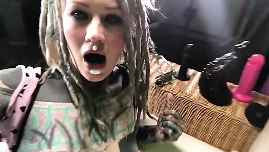 Azgın alternatif dövmeli kız seks oyuncaklarını göt tıkacıyla gösteriyor