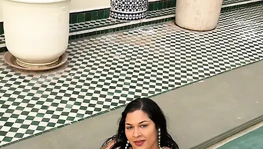 İri güzel kadın havuzda twerk yapıyor büyük götle su sıçratıyor. Islak şişman açık havada alkışlıyor