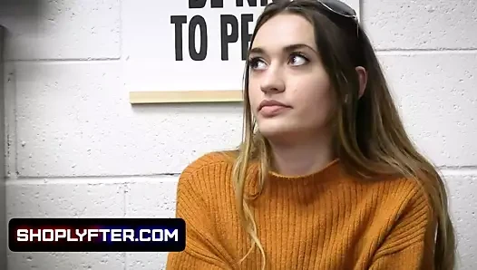 Shoplyfter - muhteşem minyon hırsızlık yaparken yakalandı ve cinsel olarak kullanıldı