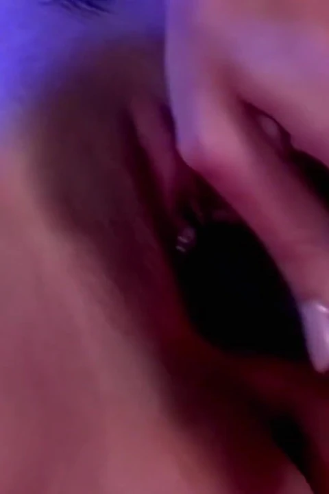 Melek kanatları olan kız sıkı göt deliğini siktirmeden önce dildo kullanıyor
