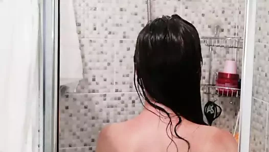 Saçını çişle hafifletmesine yardım ediyorum