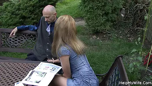 Genç sarışın karısı yabancının büyük horoz tarafından becerdin