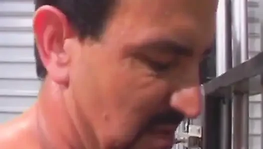 Kilitli Fransız hatun anal sikiliyor