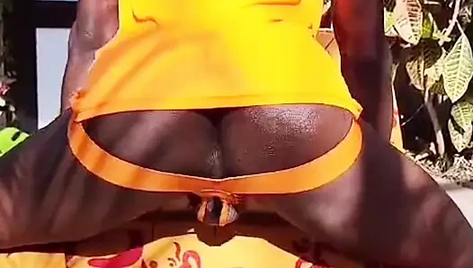 Turuncu jockstrap sallıyor