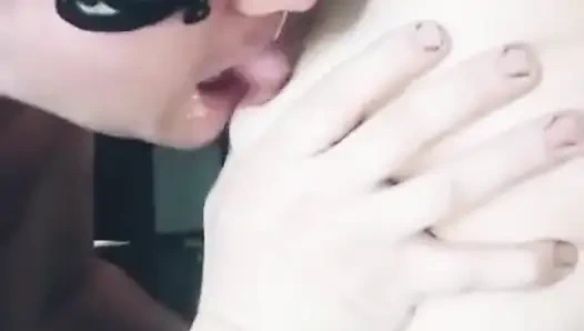 Göğüslerindeki krem şanti yala.