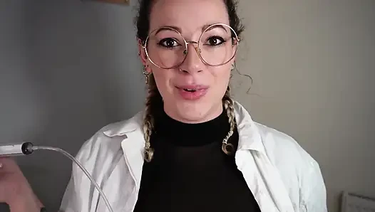 Giantess: bilim adamı profesörünü küçültüyor