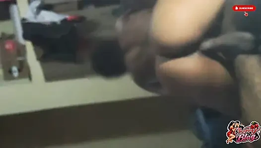 Bir profesyonel gibi büyük siyah yarağa tersten biniyor