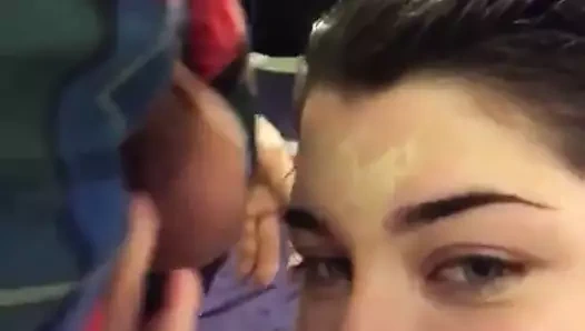 Johnna Hines makyaj yapmak ve tweet atmak için topları kullanıyor