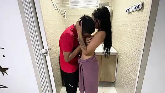 Bu güzel sıska kız yarağımı emmeyi seviyor ve orgazm olana kadar onu çamaşır odasında sikiyorum.