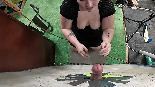 Gotik genç kız deliğini ziyaret etti onu emiyor