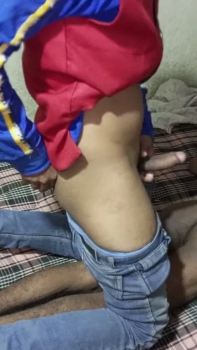 Hintli desi viilage sikişiyor - transeksüel ve kamyon şoförleri arka odada sikişiyor. | Klip 1