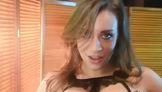 Istripper kız josephine jackson 3 kameraya poz veriyor.