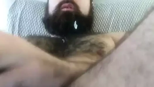 sakallı adam cums içinde onun sakal